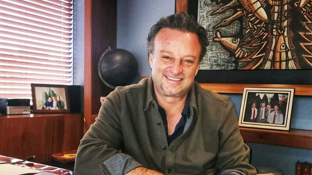 CONOCE A JAVIER CREEL